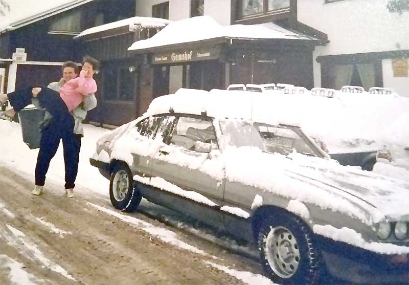 Winterauto Capri: Hier trägt Marc Keiterling seine Mutter im Schnee auf Händen. Winterauto Capri: Hier trägt Marc Keiterling seine Mutter im Schnee auf Händen.
