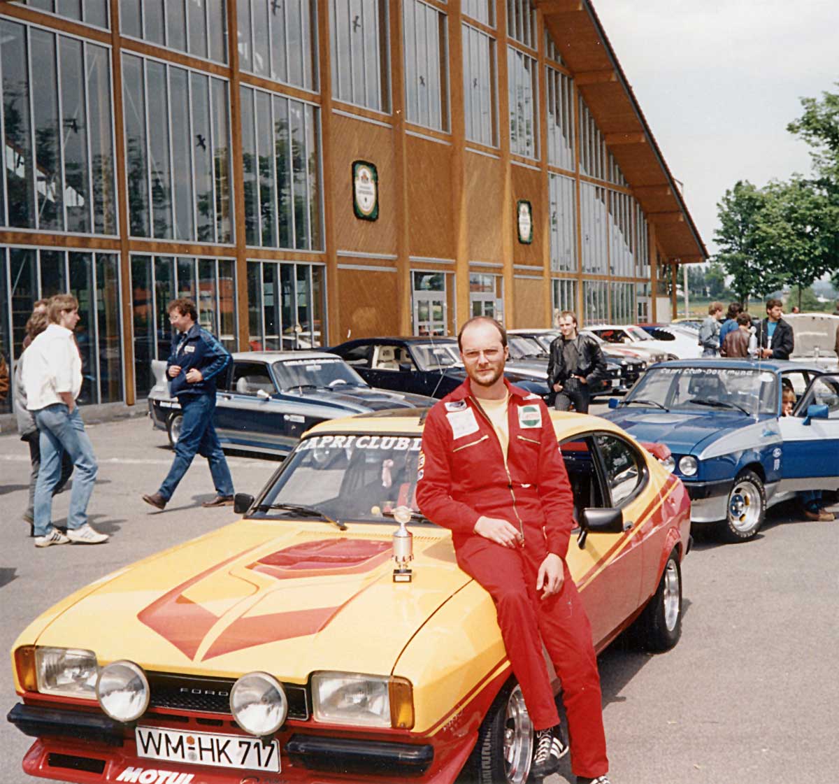Anton Feßler im roten Overall mit seinem ersten Capri als stolzer Gewinner eines dritten Platzes 1988 in Neumarkt. Anton Feßler im roten Overall mit seinem ersten Capri als stolzer Gewinner eines dritten Platzes 1988 in Neumarkt.