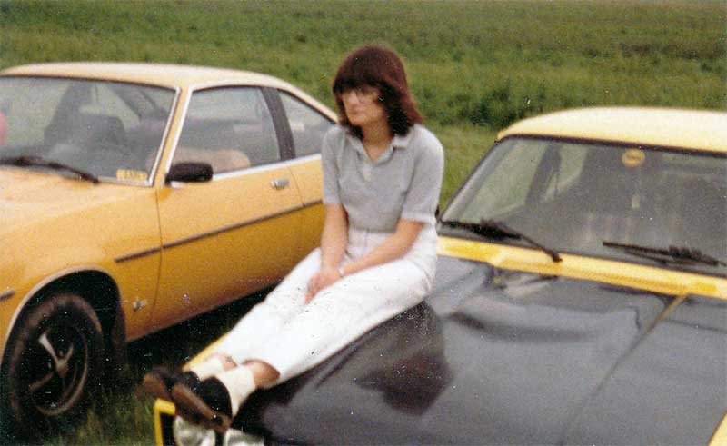 Sitzen auf der Motorhaube - so etwas gibt es heute nicht mehr. Sitzen auf der Motorhaube - so etwas gibt es heute nicht mehr.