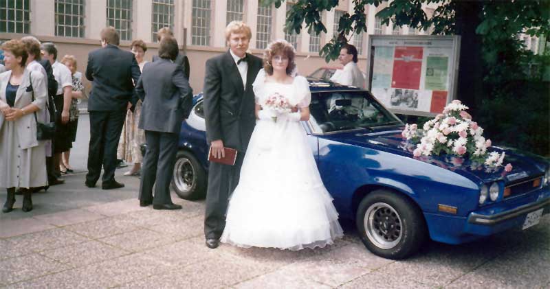 Frischlackiert, frisch getraut 1988 (oben). Auf der Fahrt zum Capri-Treffen nach Kiel und im Urlaub am Ferienhaus in Friesland. Frischlackiert, frisch getraut 1988 (oben). Auf der Fahrt zum Capri-Treffen nach Kiel und im Urlaub am Ferienhaus in Friesland.