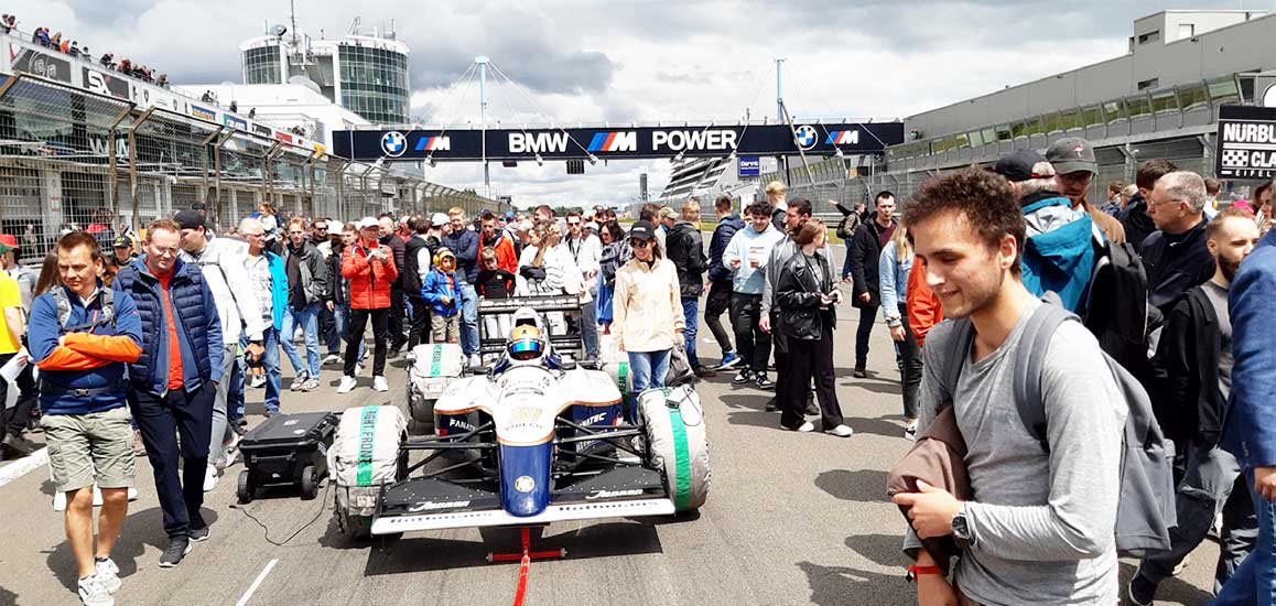 Viele Menschen beim „Grid Walk“ auf der Start-Ziel-Geraden. Viele Menschen beim „Grid Walk“ auf der Start-Ziel-Geraden.