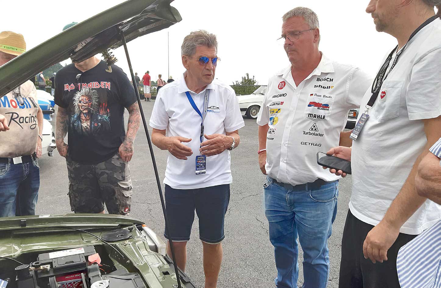 Rennfahrer-As Roland Asch (3.von rechts) hatte wieder einige interessante Anekdoten zu erzählen. Rennfahrer-As Roland Asch (3.von rechts) hatte wieder einige interessante Anekdoten zu erzählen.