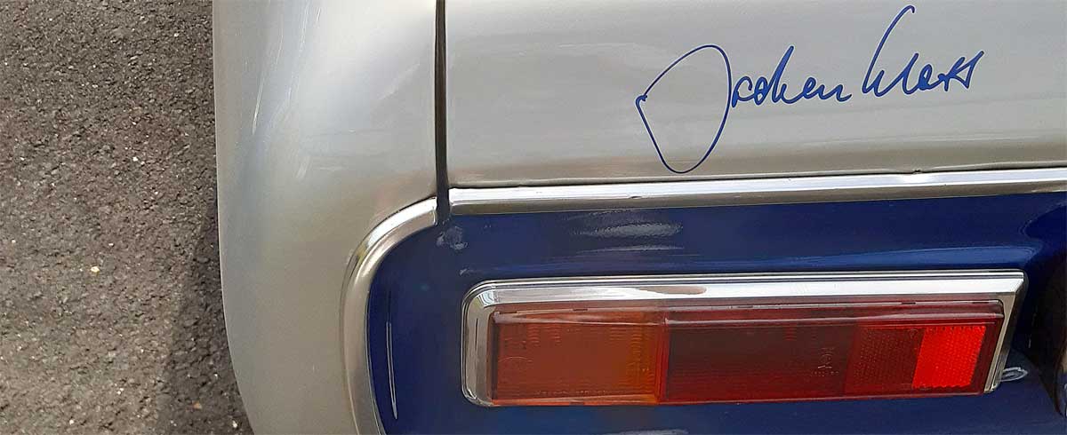 Erinnerung an Rennfahrer-Legende Jochen Mass, der am 4. Mai 2025 verstarb. Den RS von Guido Verse hat er einst mit seiner Unterschrift veredelt. Erinnerung an Rennfahrer-Legende Jochen Mass, der am 4. Mai 2025 verstarb. Den RS von Guido Verse hat er einst mit seiner Unterschrift veredelt.