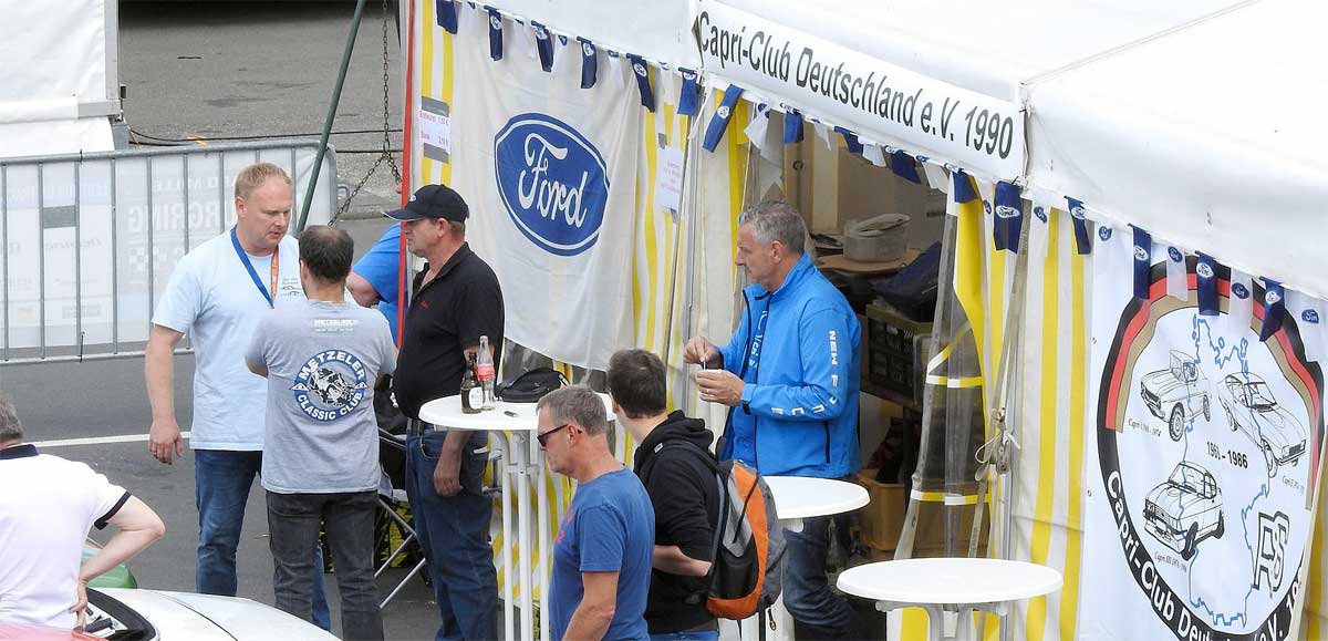 Reger Betrieb - da braucht es gute Servicekräfte. Jana und Leonie Berndt gehören auf jeden Fall zu diesen. Alles gepflegt zum Geburtstag des CCW: Rasen und Autos strahlen mit der Sonne um die Wette.