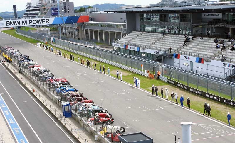 „Lauft, Männer!“ Aufstellung zum sogenannten Les Mans-Start. „Lauft, Männer!“ Aufstellung zum sogenannten Les Mans-Start.