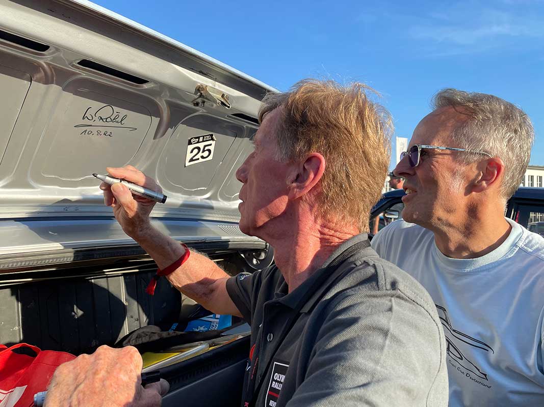 Das Autogramm auf der Innenseite des Kofferraumdeckels bei Marcs I-er! Das Autogramm auf der Innenseite des Kofferraumdeckels bei Marcs I-er!