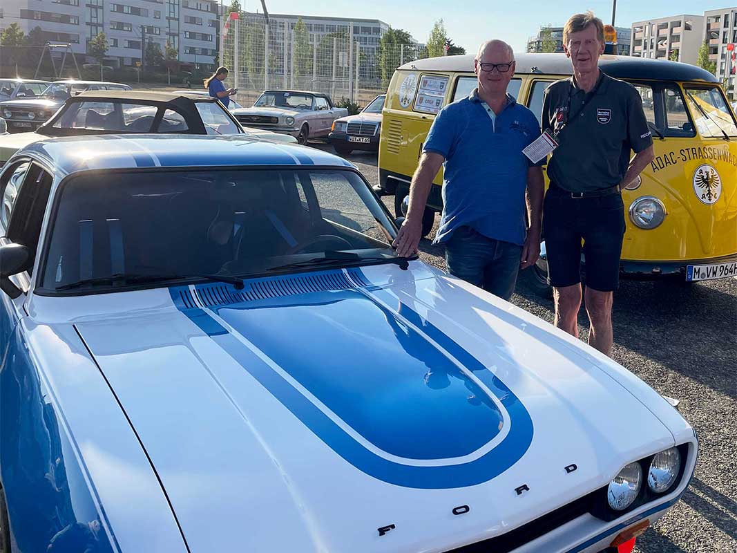 Walter und Walter neben dem Turbo-Capri.. Walter und Walter neben dem Turbo-Capri.