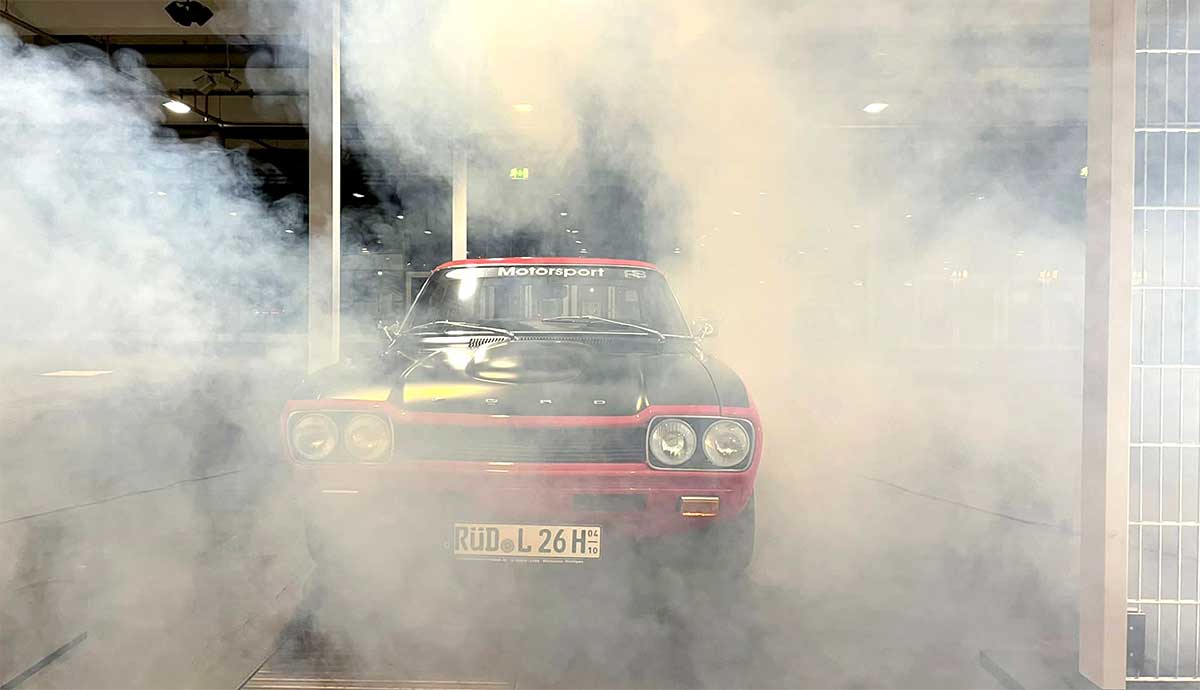 „So, 911-er: Jetzt wirst du gekillt!“ Der RS lauert im Nebel, bereit zum Sprung aus der Gitterbox heraus. „So, 911-er: Jetzt wirst du gekillt!“ Der RS lauert im Nebel, bereit zum Sprung aus der Gitterbox heraus.