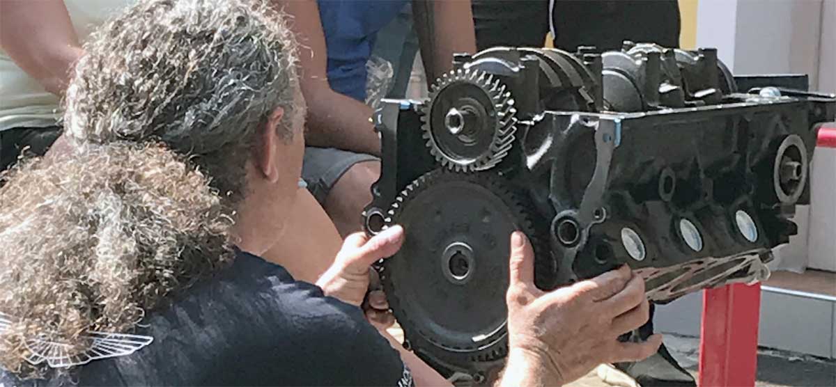 Der Zusammenbau eines V6 wurde demonstriert. Der Zusammenbau eines V6 wurde demonstriert.