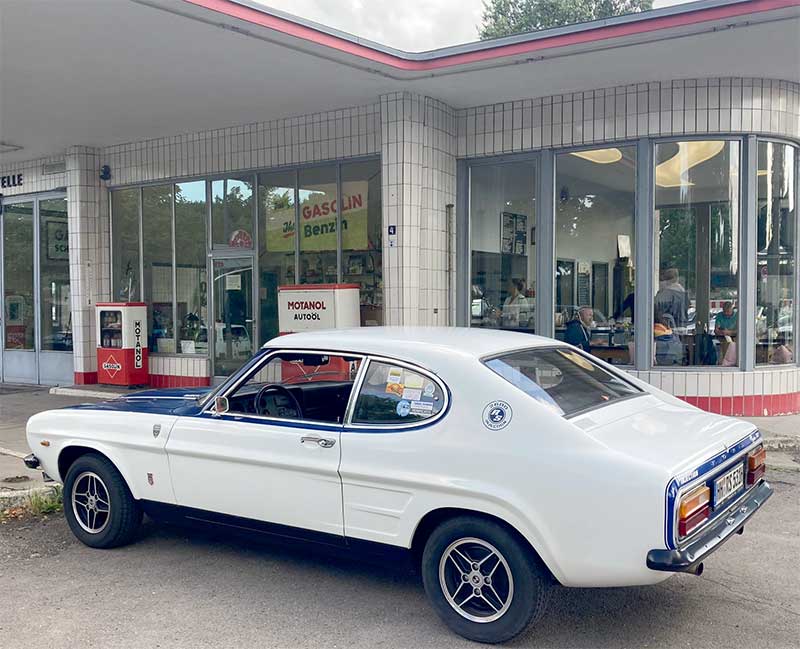 Stilecht: Högers RS an der historischen Großtankstelle Brandshof in Hamburg. Stilecht: Högers RS an der historischen Großtankstelle Brandshof in Hamburg.