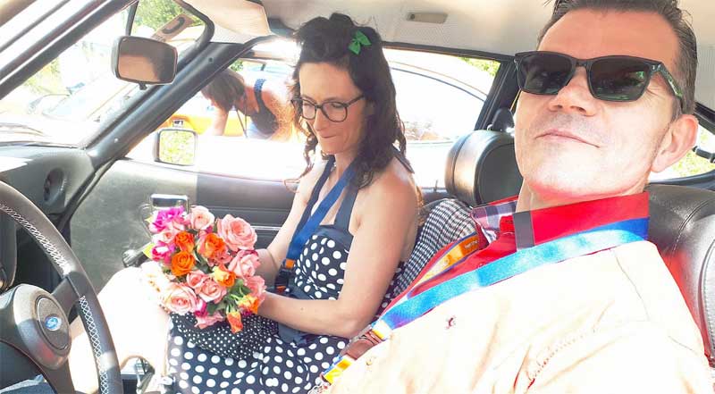 Katja und Alexander Parczyk reisten aus dem Erzgebirge nach Rheinbach und brachten dort beim Korso Rosen unter die Zuschauerinnen. Katja und Alexander Parczyk reisten aus dem Erzgebirge nach Rheinbach und brachten dort beim Korso Rosen unter die Zuschauerinnen.