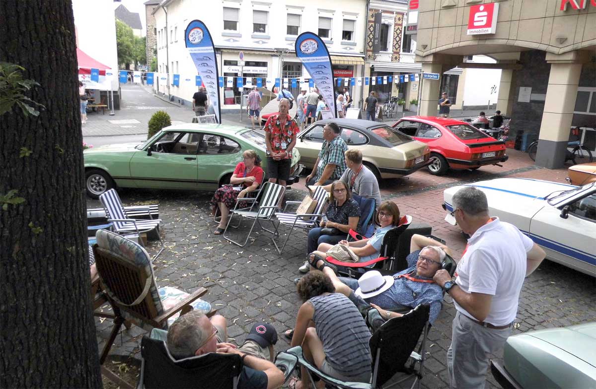 Der CCD-“Stammplatz“ in der Rheinbacher Innenstadt bietet angenehmen Schatten an heißen Tagen. CCD-Gast Michael Wichmann durfte sich noch über den ersten Platz in der Fahrzeugbewertung freuen. Sein hochlandgrüner III-er (links) mit hellbrauner Innenausstattung begeistert durch die Schlichtheit der Basisversion alle Betrachter. Der CCD-“Stammplatz“ in der Rheinbacher Innenstadt bietet angenehmen Schatten an heißen Tagen. CCD-Gast Michael Wichmann durfte sich noch über den ersten Platz in der Fahrzeugbewertung freuen. Sein hochlandgrüner III-er (links) mit hellbrauner Innenausstattung begeistert durch die Schlichtheit der Basisversion alle Betrachter.