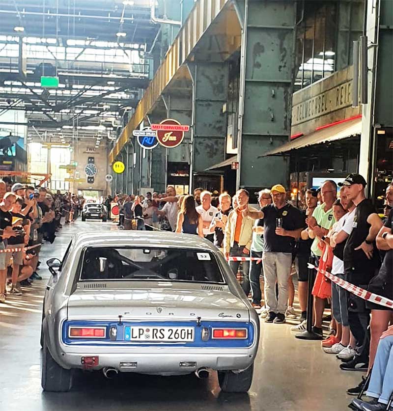 Beifallumrauschte Einfahrt in die Motorworld München. Beifallumrauschte Einfahrt in die Motorworld München.