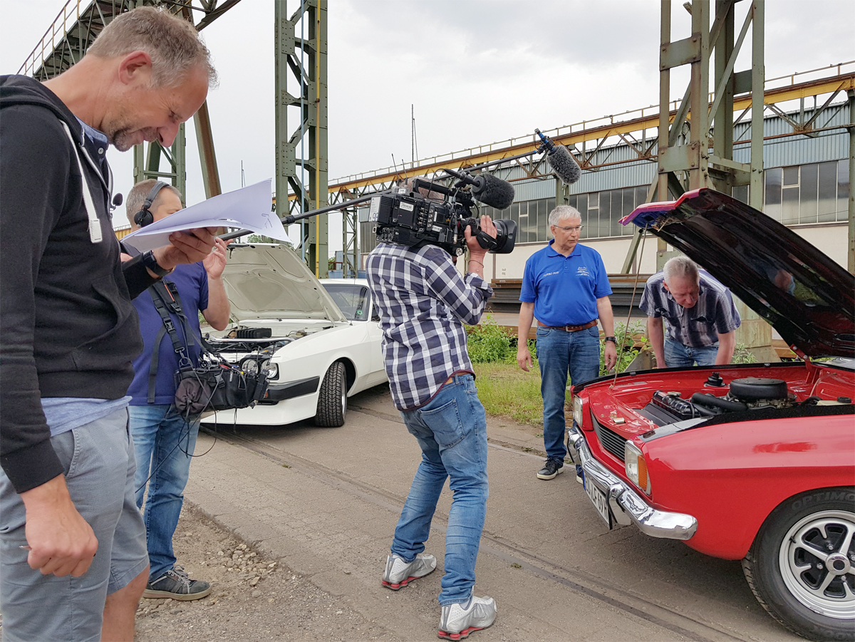 Autor Thorsten Link (links) studiert seine Aufzeichnungen, während Frank Lehmann und Dirk Trapka über ihre „aufgeladenen“ Capri, den Werksturbo und den Turbo May, philosophieren. Autor Thorsten Link (links) studiert seine Aufzeichnungen, während Frank Lehmann und Dirk Trapka über ihre „aufgeladenen“ Capri, den Werksturbo und den Turbo May, philosophieren.