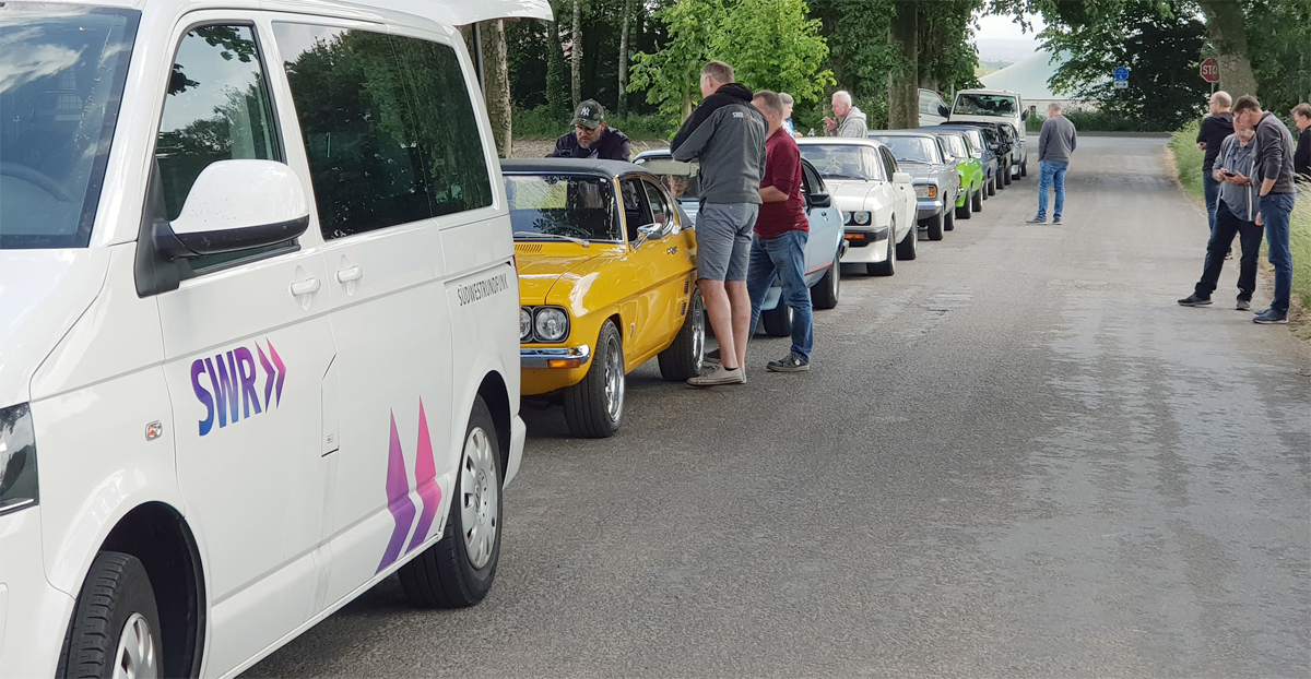 Kein Weg zu weit für eine „Auto-Ikone“: Der Südwestrundfunk (SWR) reiste zum Capri-Dreh auch über sein heimatliches Stammgebiet hinaus. Hier wird eine Fahrszene in Herten-Westerholt im Ruhrgebiet vorbereitet. Kein Weg zu weit für eine „Auto-Ikone“: Der Südwestrundfunk (SWR) reiste zum Capri-Dreh auch über sein heimatliches Stammgebiet hinaus. Hier wird eine Fahrszene in Herten-Westerholt im Ruhrgebiet vorbereitet.