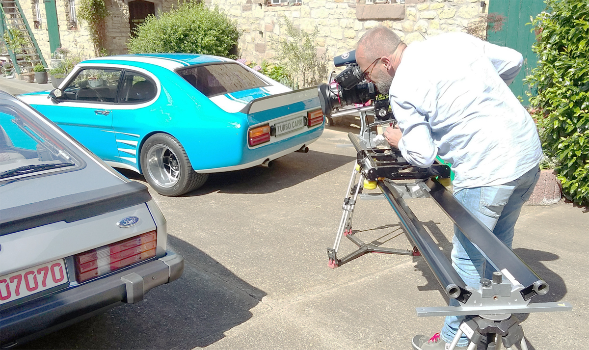 Zeugen für eine Langzeitbeziehung: Walter Winkler besitzt den rechten Capri seit 44 Jahren, Marc Keiterling kaufte sein
erstes Kölner Coupé (links) mit Vaters Hilfe vor 33 Jahren. Kameramann Malte Hallwachs setzt die Autos ins Bild. Zeugen für eine Langzeitbeziehung: Walter Winkler besitzt den rechten Capri seit 44 Jahren, Marc Keiterling kaufte sein erstes Kölner Coupé (links) mit Vaters Hilfe vor 33 Jahren. Kameramann Malte Hallwachs setzt die Autos ins Bild.