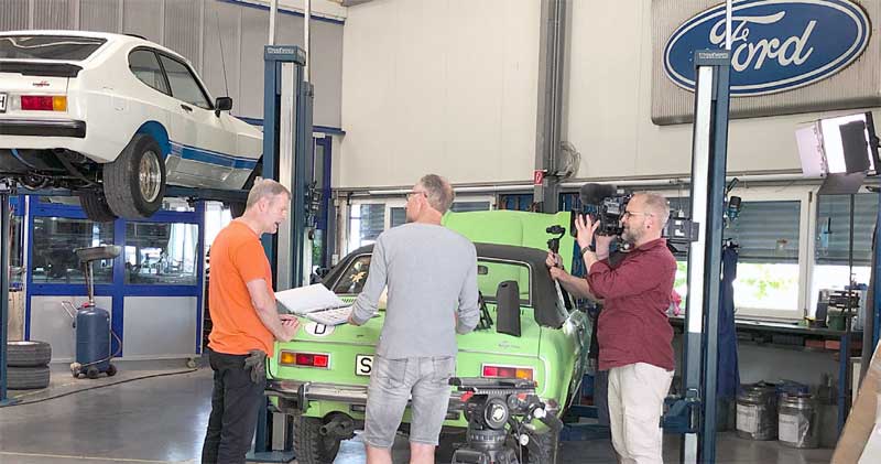 Wolfgang Stein präsentiert Autor Thorsten Link und Kameramann Malte Hallwachs (von links) den Ersatzteilkatalog. Wolfgang Stein präsentiert Autor Thorsten Link und Kameramann Malte Hallwachs (von links) den Ersatzteilkatalog.