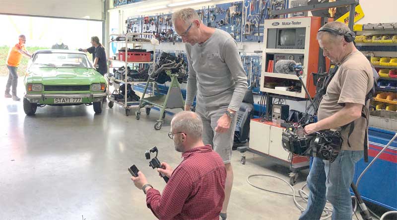 Dreimal schieben Wolfgang Stein und Tilo Rögelein den Capri in die Werkstatt. Dreimal schieben Wolfgang Stein und Tilo Rögelein den Capri in die Werkstatt.