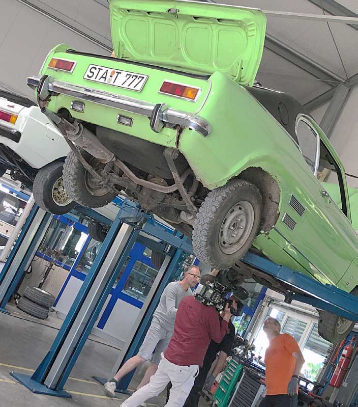 Dreh unter dem Auto. Dreh unter dem Auto.