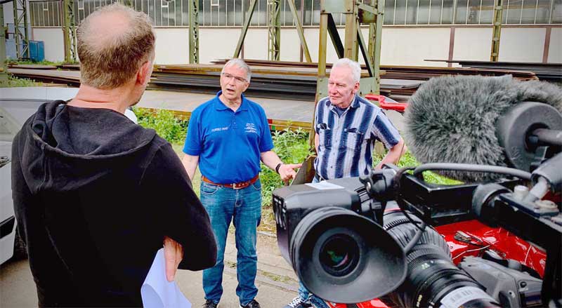 Dirk Trapka und Frank Lehmann beschreiben Thorsten Link (von rechts) ihre beiden Turbo-Modelle. Dirk Trapka und Frank Lehmann beschreiben Thorsten Link (von rechts) ihre beiden Turbo-Modelle.