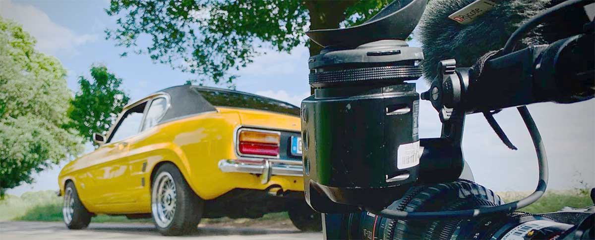 Auch Fahrszenen mit der Capri-Kolonne werden gedreht. Der orange-gelbe Capri ´73 von Markus Schulte Rebbelmund wurde zuvor kameragerecht entpackt. Auch Fahrszenen mit der Capri-Kolonne werden gedreht. Der orange-gelbe Capri ´73 von Markus Schulte Rebbelmund wurde zuvor kameragerecht entpackt.