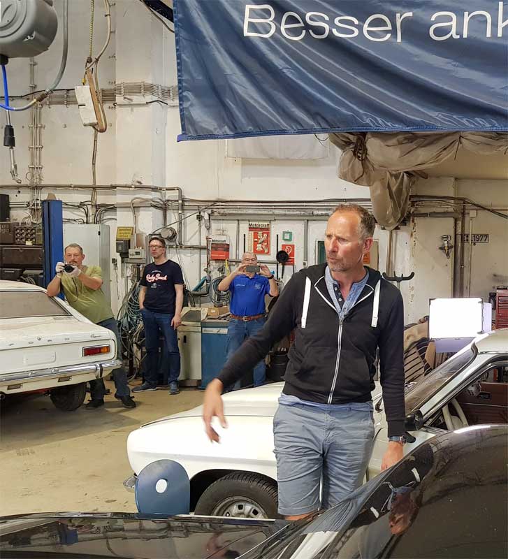 Filmemacher Thorsten Link ließ sich beim Capri Club Westerholt inspirieren und war gleichzeitig im Blickpunkt: Hier lichtet ihn Guido Heisner von vorn ab, während hinten Stefan Glowatz (links) und Frank Lehmann (rechts) auf die Auslöser drücken. Filmemacher Thorsten Link ließ sich beim Capri Club Westerholt inspirieren und war gleichzeitig im Blickpunkt: Hier lichtet ihn Guido Heisner von vorn ab, während hinten Stefan Glowatz (links) und Frank Lehmann (rechts) auf die Auslöser drücken.