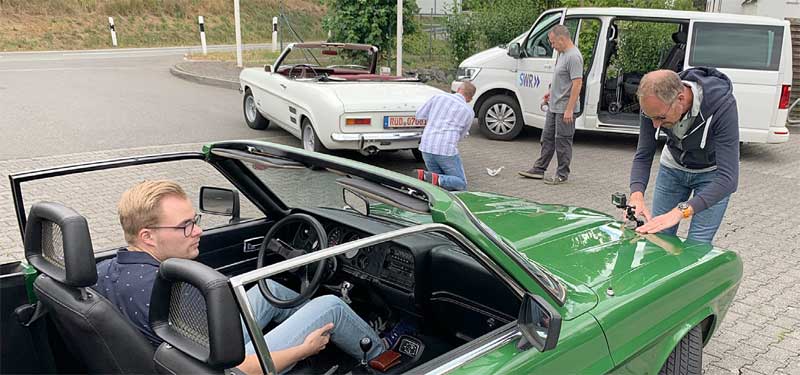 Lukas Reininger am Steuer, Kameras kommen an die Cabrios. Das weiße Exemplar hat eine besondere Geschichte... Lukas Reininger am Steuer, Kameras kommen an die Cabrios. Das weiße Exemplar hat eine besondere Geschichte...