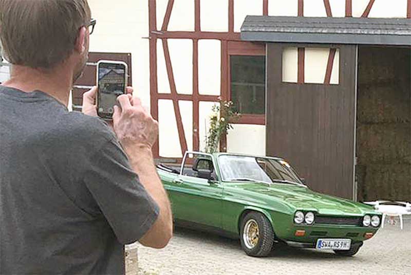 Gregor Reininger macht während der Dreharbeiten das eine oder andere Foto. Unser I-er Typreferent besitzt neben den beiden offenen Capri auch noch einen Perana. Seinen RS hat er Sohn Lukas vermacht. Gregor Reininger macht während der Dreharbeiten das eine oder andere Foto. Unser I-er Typreferent besitzt neben den beiden offenen Capri auch noch einen Perana. Seinen RS hat er Sohn Lukas vermacht.