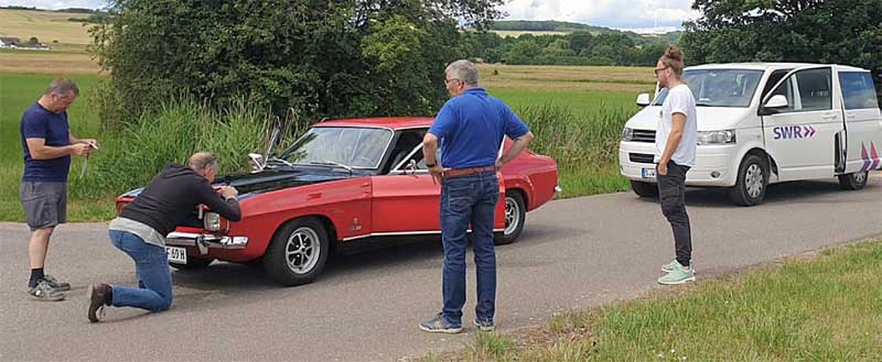 Frank Lehmanns TurboMay wird für den Dreh präpariert - und fährt der Drohne einfach davon... Frank Lehmanns TurboMay wird für den Dreh präpariert - und fährt der Drohne einfach davon...