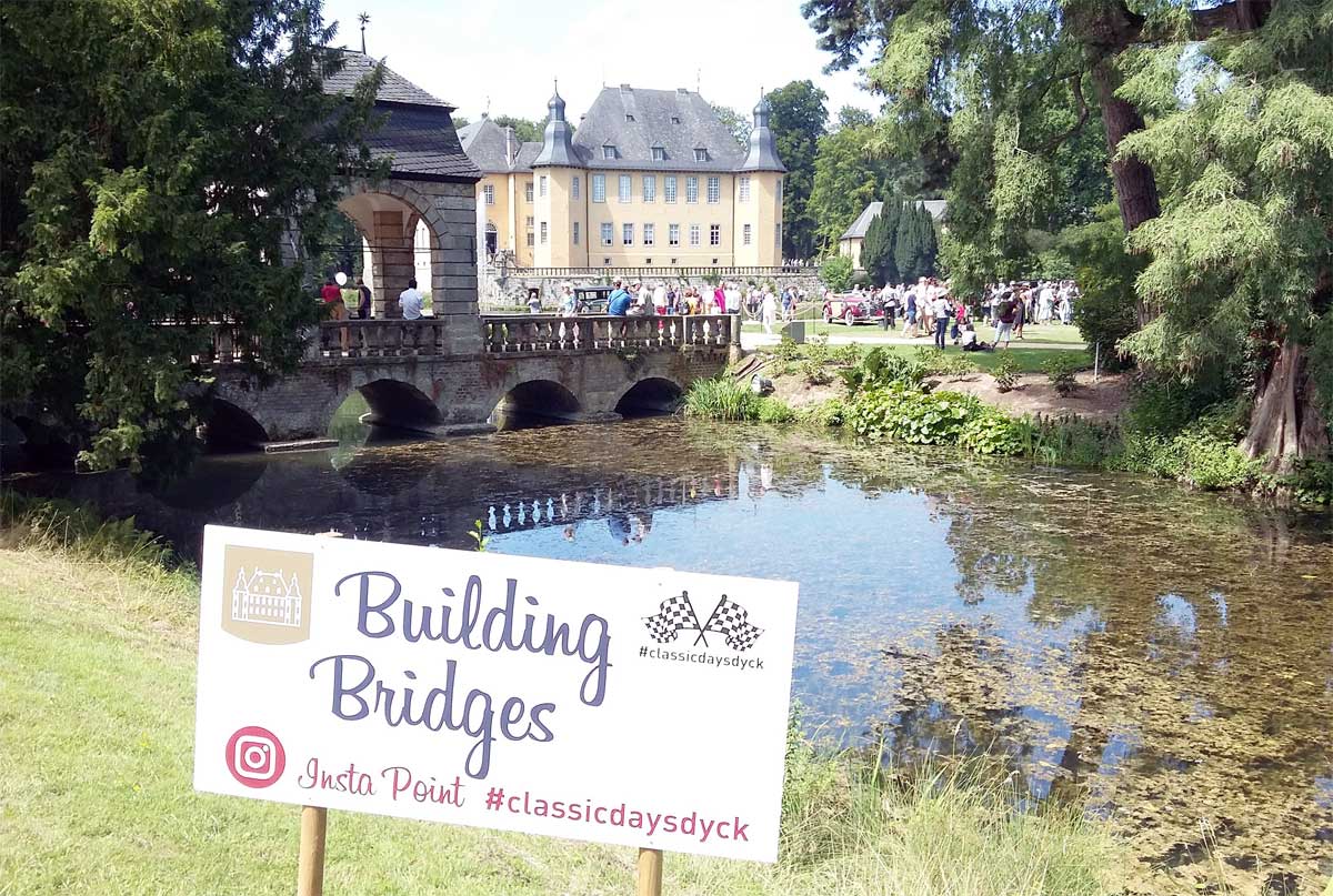 Brücken bauen - das gelingt bei den Classic Days auf Schloss Dyck alljährlich. Juwelen im Park, Clubs im Miscanthusfeld, Picknick im Garten - hier ist für alle etwas geboten. Hinzu kommen die Demoläufe auf dem Rundkurs. Brücken bauen - das gelingt bei den Classic Days auf Schloss Dyck alljährlich. Juwelen im Park, Clubs im Miscanthusfeld, Picknick im Garten - hier ist für alle etwas geboten. Hinzu kommen die Demoläufe auf dem Rundkurs.