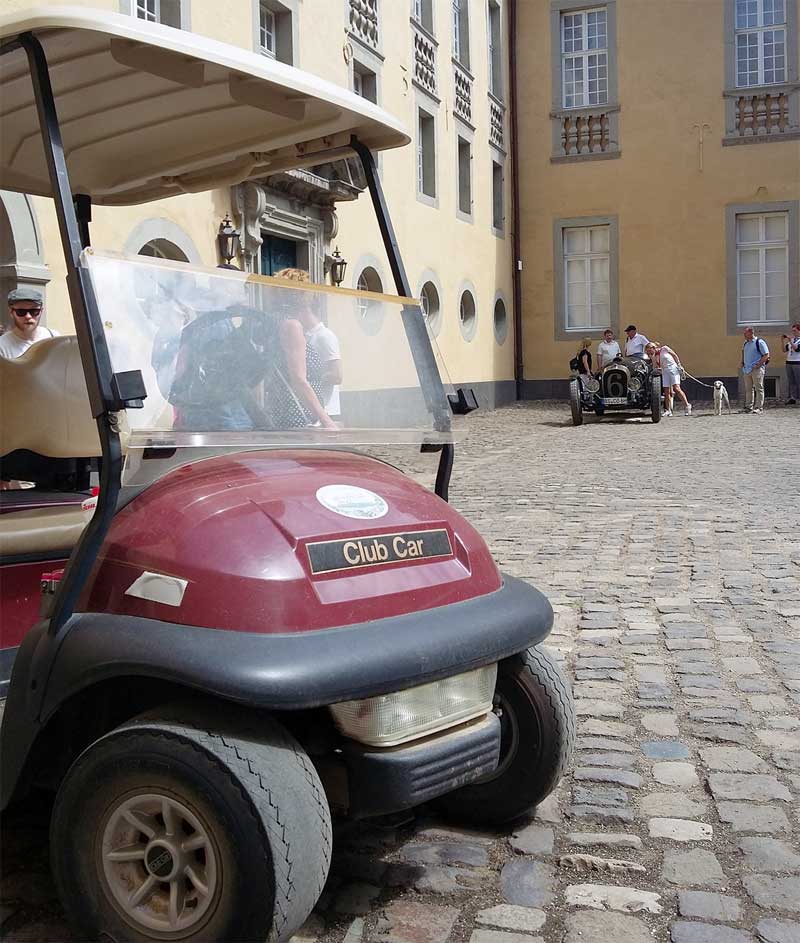 Echter Kontrast, entdeckt im Innenhof des Schlosses. Echter Kontrast, entdeckt im Innenhof des Schlosses.