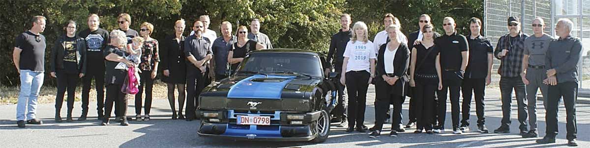 Die Teilnehmer des Corso um Dieters Capri herum. Die Teilnehmer des Corso um Dieters Capri herum.