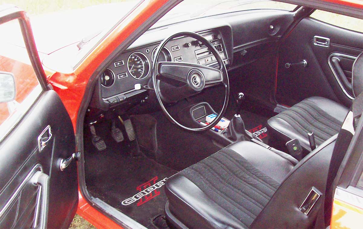 Die schwarze Armaturenbrettblende verleiht diesem II-er eine sportliche Note. Das Radio gönnte sich André Schrader, es stammt aus einem Granada. Die Abdeckung anstelle der Uhr in der Mittelkonsole ist an ihrem Platz geblieben. Die schwarze Armaturenbrettblende verleiht diesem II-er eine sportliche Note. Das Radio gönnte sich André Schrader, es stammt aus einem Granada. Die Abdeckung anstelle der Uhr in der Mittelkonsole ist an ihrem Platz geblieben.
