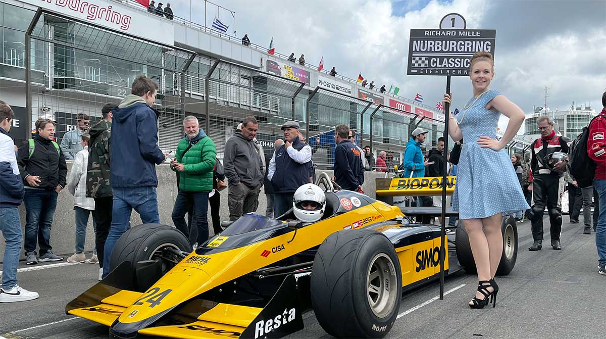 Die „Gridgirls“ beim „Gridwalk“ vor dem Start der historischen Formel 1 auf der Grand Prix-Strecke des Rings. Die „Gridgirls“ beim „Gridwalk“ vor dem Start der historischen Formel 1 auf der Grand Prix-Strecke des Rings.
