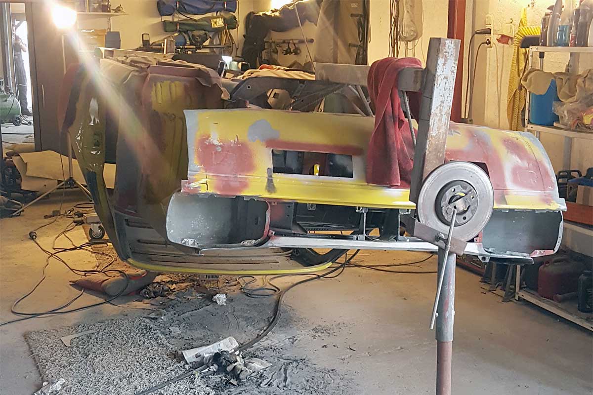 Kopfüber auf dem selbstgebauten Drehgestell: So lässt sich arbeiten. Kopfüber auf dem selbstgebauten Drehgestell: So lässt sich arbeiten.