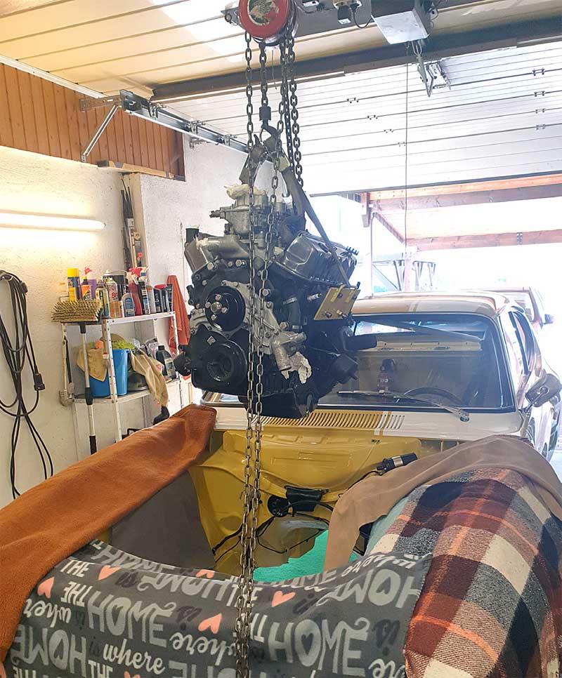 Gaaaanz vorsichtig kommt der modifizierte 2,8-er an seinen Platz. Gaaaanz vorsichtig kommt der modifizierte 2,8-er an seinen Platz.