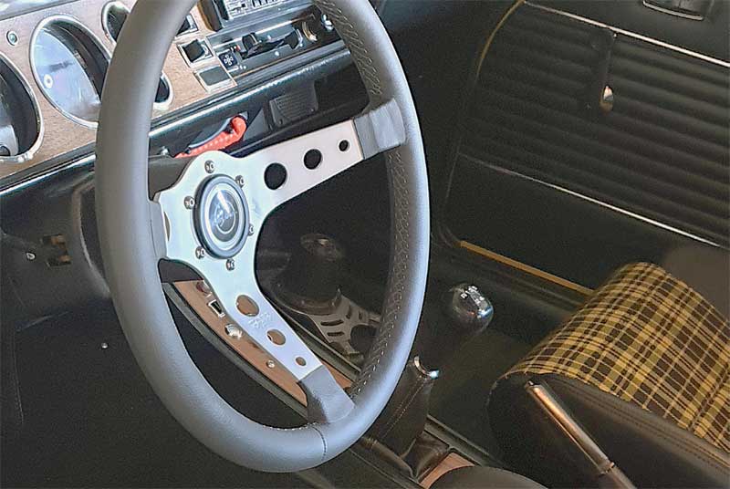 Das nun montierte Dreispeichen-Lenkrad weist eine Turbo May-Prägung auf. „Ein Originalteil. Ich hatte dies von einem Bekannten, der hier bei mir im Ort eine kleine Werkstatt hat, bekommen. Er hat mir erzählt, dass er es aus einem VW Käfer demontiert hat. Ich habe zwar keinen Turbo May, aber dieses Lenkrad ist sehr selten. Anfang der 70er sind davon sicherlich nur ein paar aus dem Zubehörprogramm verkauft worden. Daher habe ich es montiert und es gefällt mir sehr“, sagt Andreas Spohrer. Das nun montierte Dreispeichen-Lenkrad weist eine Turbo May-Prägung auf. „Ein Originalteil. Ich hatte dies von einem Bekannten, der hier bei mir im Ort eine kleine Werkstatt hat, bekommen. Er hat mir erzählt, dass er es aus einem VW Käfer demontiert hat. Ich habe zwar keinen Turbo May, aber dieses Lenkrad ist sehr selten. Anfang der 70er sind davon sicherlich nur ein paar aus dem Zubehörprogramm verkauft worden. Daher habe ich es montiert und es gefällt mir sehr“, sagt Andreas Spohrer.