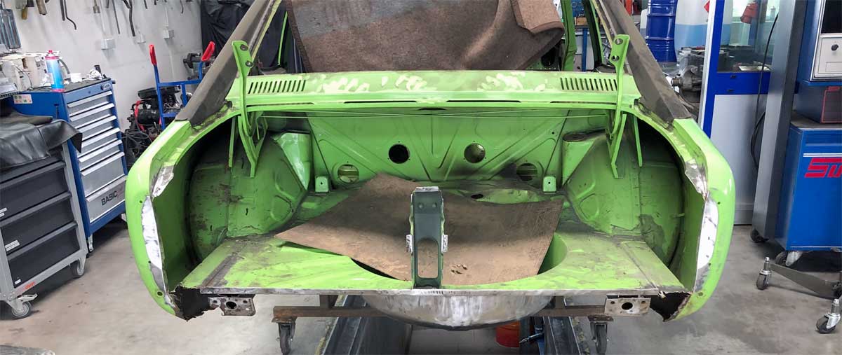 Das Heck - weg. Tilo Rögelein baut Wolfgang Steins Capri konsequent neu auf. Glücklich kann sein, wer die originalen Bleche besitzt - und die Farbe trifft. Es wird wieder Hellgrün 67. Das Heck - weg. Tilo Rögelein baut Wolfgang Steins Capri konsequent neu auf. Glücklich kann sein, wer die originalen Bleche besitzt - und die Farbe trifft. Es wird wieder Hellgrün 67.