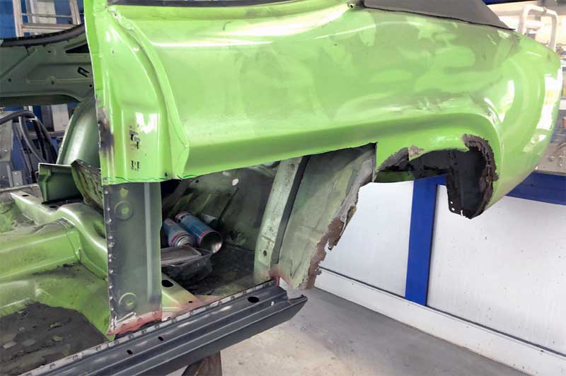 Das Heck - weg. Tilo Rögelein baut Wolfgang Steins Capri konsequent neu auf. Glücklich kann sein, wer die originalen Bleche besitzt - und die Farbe trifft. Es wird wieder Hellgrün 67. Das Heck - weg. Tilo Rögelein baut Wolfgang Steins Capri konsequent neu auf. Glücklich kann sein, wer die originalen Bleche besitzt - und die Farbe trifft. Es wird wieder Hellgrün 67.