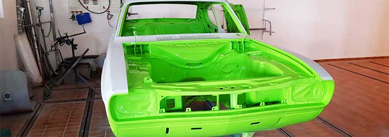 Die zuvor geschweißte und blank geschliffene Karosse in der Lackiererei. Die zuvor geschweißte und blank geschliffene Karosse in der Lackiererei.