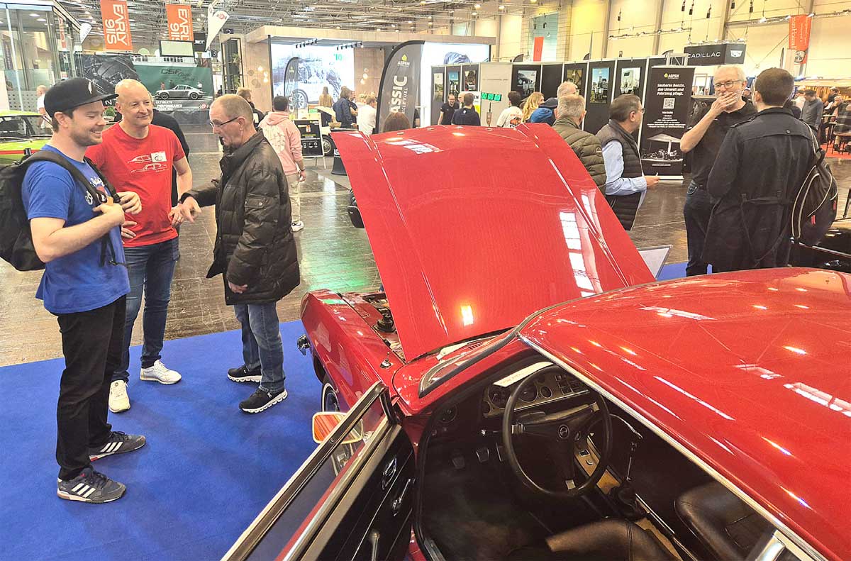 Stefan Knau (2.v.l.) im zu seinem Auto perfekt passenden Shirt. Stefan Knau (2.v.l.) im zu seinem Auto perfekt passenden Shirt.