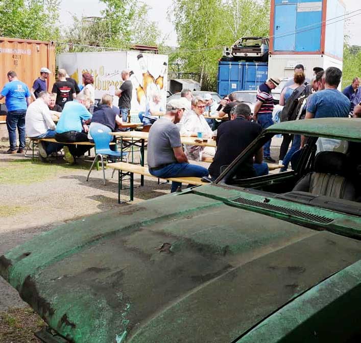 Für Verpflegung und Gespräch war gesorgt, für ein gutes Angebot auch. Für Verpflegung und Gespräch war gesorgt, für ein gutes Angebot auch.