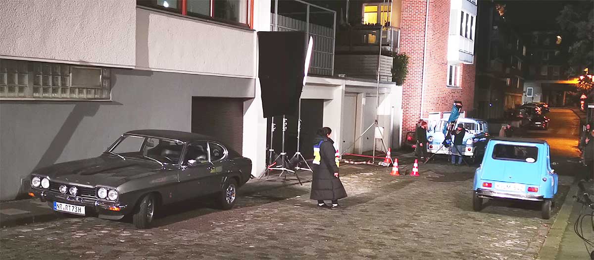 Künstlich aufgehellte Straße in Köln beim Dreh. Künstlich aufgehellte Straße in Köln beim Dreh.