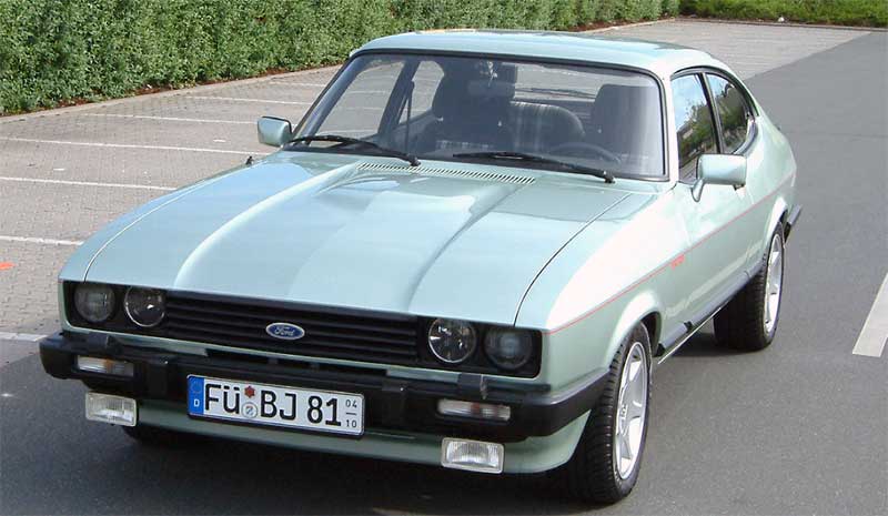 Im neuen Lack mit geschwärzten Scheinwerfern und weißen Blinkergläsern. Zunächst nur in Ermangelung guter Originalteile montiert, gefallen sie Anja längst. Im neuen Lack mit geschwärzten Scheinwerfern und weißen Blinkergläsern. Zunächst nur in Ermangelung guter Originalteile montiert, gefallen sie Anja längst.