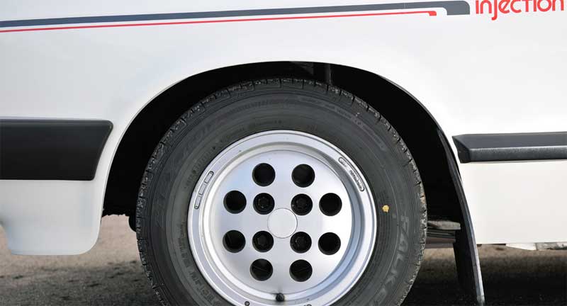 Die „Käseloch-Felge“ ist dem 2.8i vorbehalten. Die „Käseloch-Felge“ ist dem 2.8i vorbehalten.