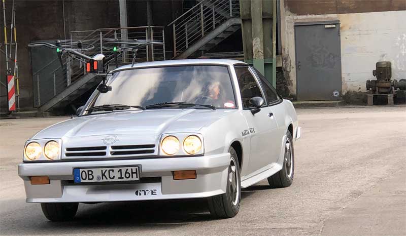 Wer auf die Drohne zusteuert, muss darauf setzen, dass der Pilot sein Fluggerät rechtzeitig hochzieht... Wer auf die Drohne zusteuert, muss darauf setzen, dass der Pilot sein Fluggerät rechtzeitig hochzieht...