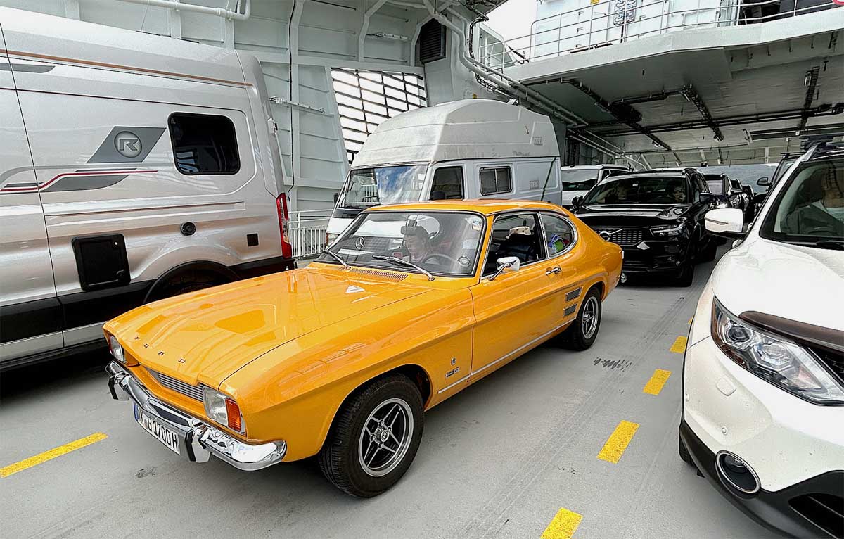 Maisgelber Farbtupfer auf der Fähre. Maisgelber Farbtupfer auf der Fähre.