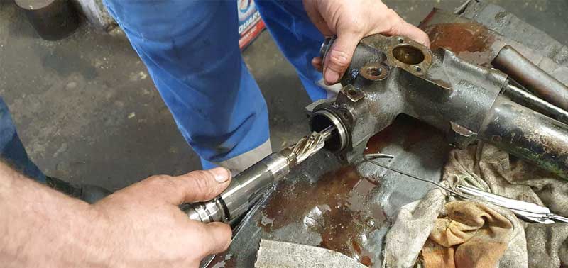 Das Revidieren der Servolenkung ist das Thema des Workshops im August. Das Revidieren der Servolenkung ist das Thema des Workshops im August.