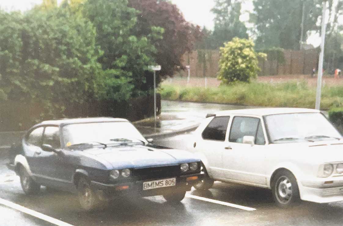 Der neben dem Golf geparkte Kollege war ein 2.0 S, der Sechszylinder mit 90 PS. Der neben dem Golf geparkte Kollege war ein 2.0 S, der Sechszylinder mit 90 PS.