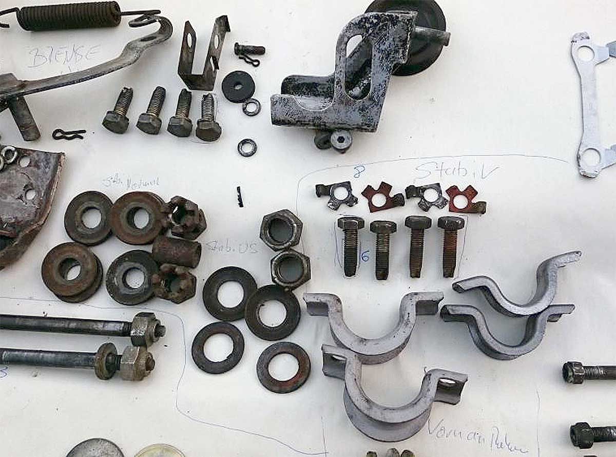 Der schlaue Schrauber legt sich alles geordnet hin und beschriftet penibel. Der schlaue Schrauber legt sich alles geordnet hin und beschriftet penibel.